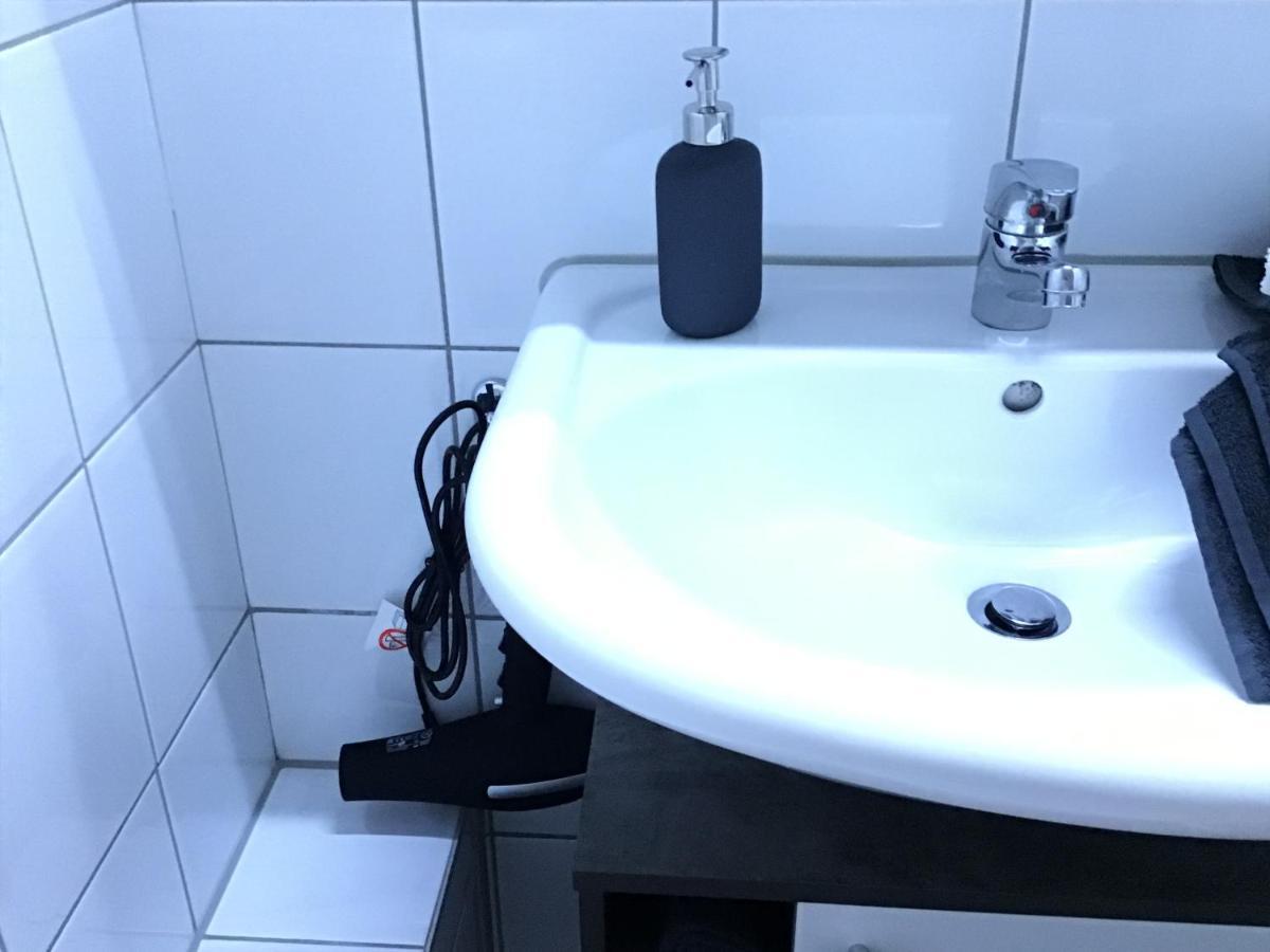 Apartment 1 Mit Terrasse Und Pkw-Stellplatz เลเวอร์คูเซน ภายนอก รูปภาพ