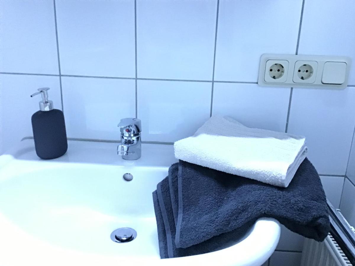 Apartment 1 Mit Terrasse Und Pkw-Stellplatz เลเวอร์คูเซน ภายนอก รูปภาพ